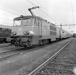 854289 Afbeelding van een electrische locomotief reeks 15 van de N.M.B.S. met de T.E.E. Étoile du Nord met ...